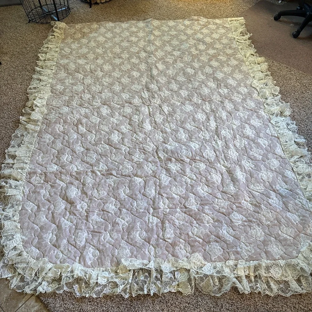 VINTAGE USA Floral Lace‎ Overlay Twin Comforter Blanket Quilt Ruffle Trim 107X80
